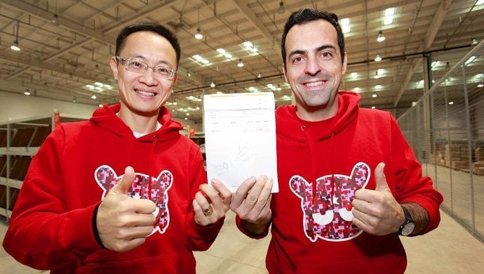 Hugo Barra pictured on the right