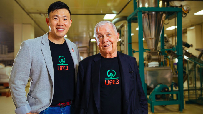 Jim Rogers (R) with Life3 Biotech founder and CEO Ricky Lin